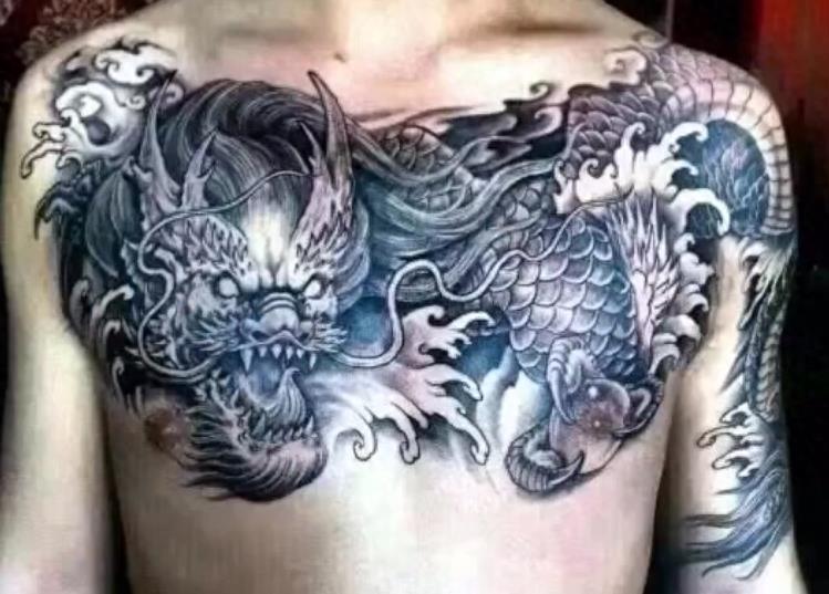胸前的纹身图案！