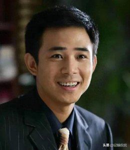 ​演员贾一平近况曝光！已移居美国，住别墅开路虎，又黑又老认不出