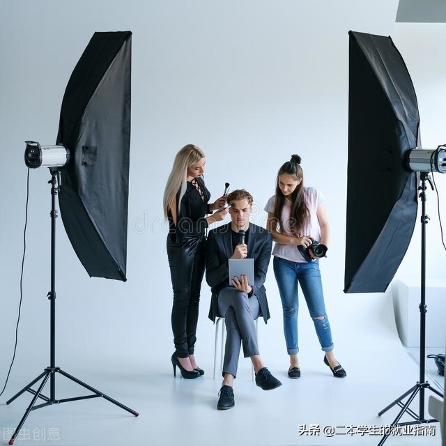 普通摄影师一个月大概多少收入(摄影师一个月多少钱)