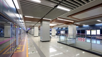 ​西安警方介入地铁女乘客被拖离事件，律师：保安无权强制带离