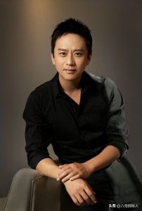 ​靠跑男爆火巅峰时却退出，失去跑男光环的邓超，活成了什么样子？