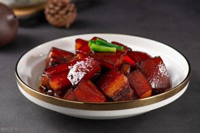 ​教你做家常版红烧肉，肉质酥软，汤汁浓稠，好吃到停不下来