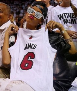 ​蕾哈娜为何如此钟爱詹姆斯？