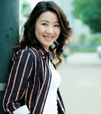 45岁孟非的妻子李雪及女儿孟星亚近照