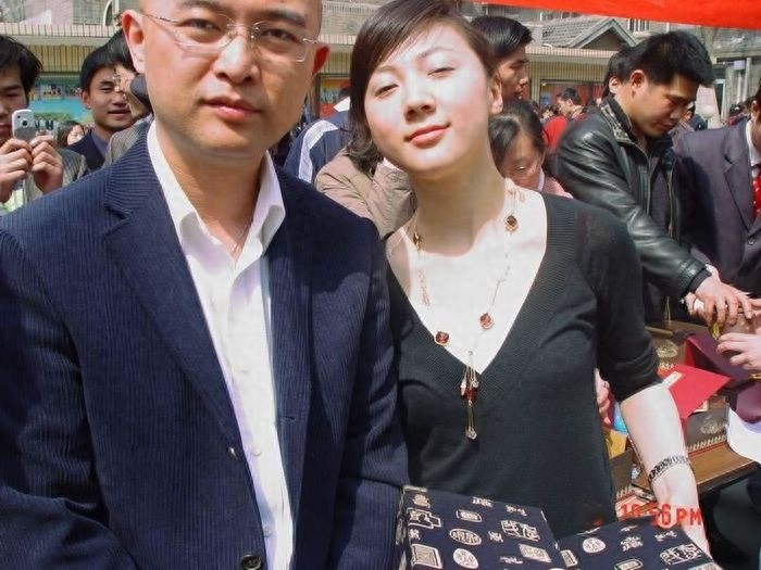 45岁孟非的妻子李雪及女儿孟星亚近照