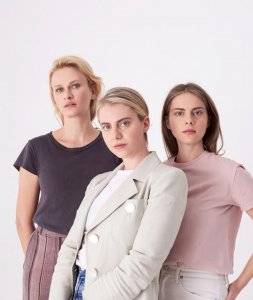 ​现在不把它的包挎腋下都不敢说自己时髦，BY FAR是啥来头？