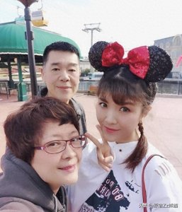 ​56岁的广州知名演员虎艳芬，曾经当了多年网红，如今却选择放弃