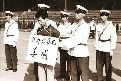 ​1983年严打，两年内抓捕177万人，亲口嘴就能判死刑！