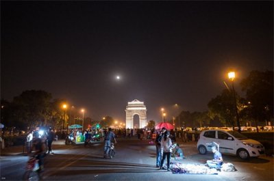 ​直击印度首都德里，一门之隔成两个世界，来看看贫富悬殊有多大？