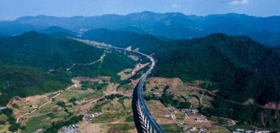 ​它是一条山区高速，是湖南一条出省大通道，主线全长33.480公里