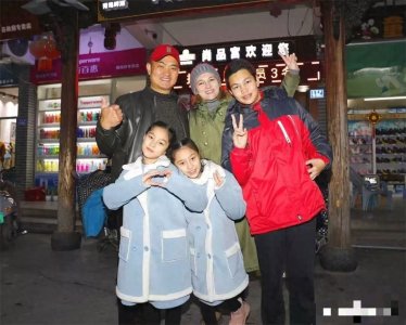 ​奇娜父母见女儿遗体，母亲坐轮椅，与女婿抱头痛哭，女婿下跪