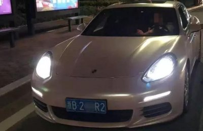 ​年轻女子夜晚坐保时捷车内大哭！交警询问，女子称：我又没喝酒，哭也不行啊