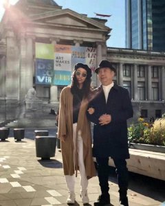 ​曲婉婷父女现身国外街头 父女精致得体，笑容满面，非常惬意