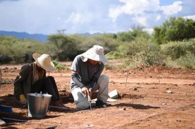​中肯考古队在非洲7万年前地层里发现了这个