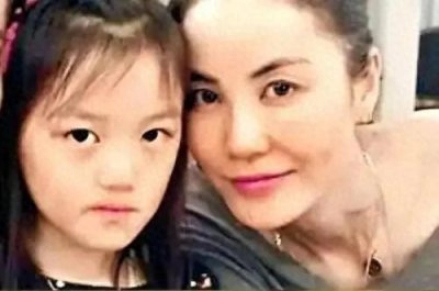 ​王菲与18岁女儿李嫣合照曝光，李嫣唇形完美引发热议