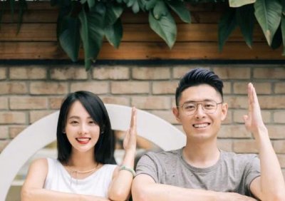 ​张嘉倪晒出全家福，一家人穿着民国风服装，颜值更是让人惊艳