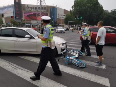 ​斑马线上，共享单车砸宝马，怎么啦？