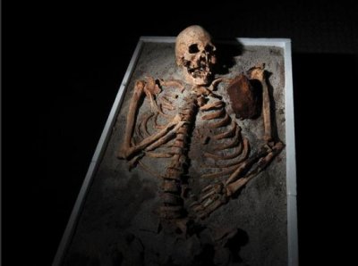 ​吸血鬼千年早年的吸血鬼 胸口被插刀（图）