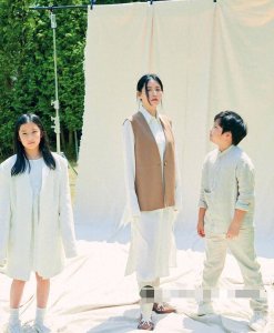 ​李英爱携龙凤胎拍大片，女儿似妈妈翻版，儿子发福后超像富豪爸爸