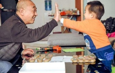 ​105岁老人第一次见玄孙，场面太过温馨，网友：一个轮回的相望