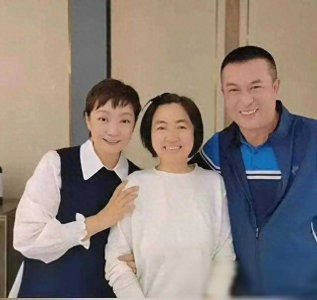 ​张嘉译夫妻晒合影！他笑的合不拢嘴，王海燕发量稀疏断崖式衰老