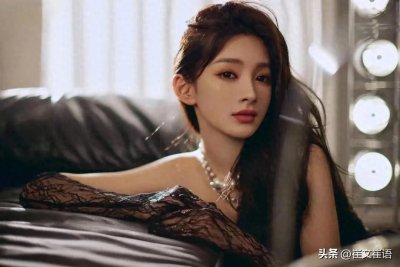 ​长腿模特室内写真！前凸后翘好身材藏不住、柳腰爆乳诱人事业线