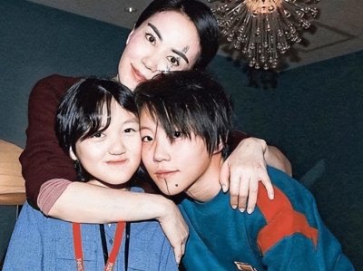 ​王菲女儿“整容”式长大，治好兔唇气质大变，涂上大红唇秒变女神