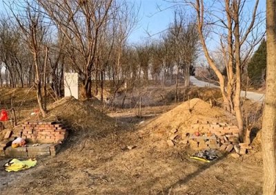 ​湖南14岁女孩失联，在爸爸坟头被找到，妈妈已改嫁，现场令人泪目