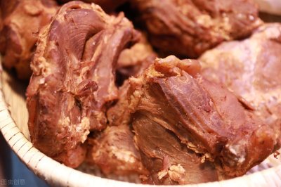 ​湘菜馆地道的下饭菜，大蒜辣椒炒腊牛肉！简单易炒，越嚼越香