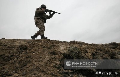 ​清晨，俄军集体死在战壕里！乌军黑死神让战场变成：俄军死亡工厂