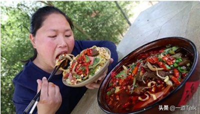 ​33岁安徽网红每天直播吃肥肉， 吸粉800万， 如今老得像60岁大妈