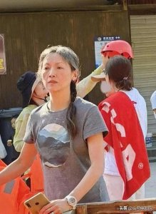 ​息影12年，女星满头白发！56岁吴倩莲露面，刘德华曾为她单膝跪下