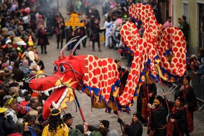 ​德国小镇“中国节”热闹非凡，居民自称中国人，中文为官方语言
