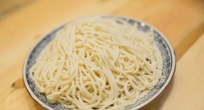 ​今天才知道，煮面条不要开水下锅，教你面馆做法，爽滑筋道不发黏