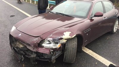 ​弯道都不减速 百万玛莎拉蒂撞上高速护栏