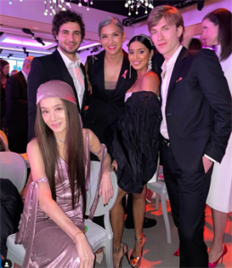 ​72岁王薇薇的少女感太假！穿一身粉脸嫩得没细纹，生图曝光太打脸