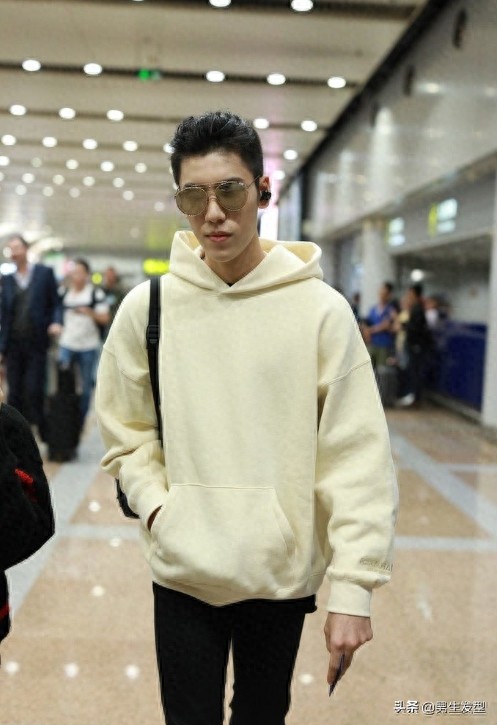 王子异“狼奔头”发型率性霸气，白色卫衣暖男范十足，帅气真酷盖