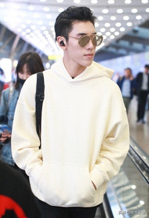 王子异“狼奔头”发型率性霸气，白色卫衣暖男范十足，帅气真酷盖