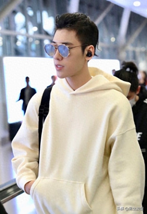 王子异“狼奔头”发型率性霸气，白色卫衣暖男范十足，帅气真酷盖