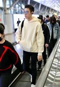 ​王子异“狼奔头”发型率性霸气，白色卫衣暖男范十足，帅气真酷盖