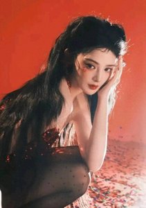 ​彭小苒 私照 照片里的她黑发红唇，性感迷人，穿着红色抹胸妩媚大方