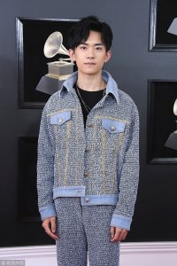 ​易烊千玺首次登上格莱美红毯 拼贴牛仔装潮范十足