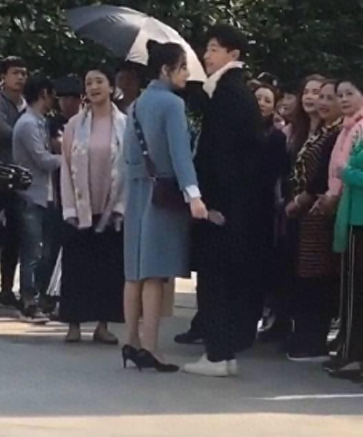 邓伦新女友疑曝光,居然是她?两人牵手被发现立即松开