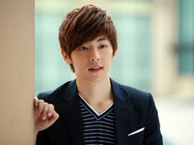 ​邓伦新女友疑曝光，居然是她？两人牵手被发现立即松开