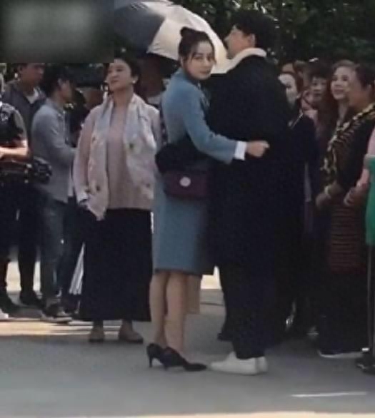 邓伦新女友疑曝光,居然是她?两人牵手被发现立即松开