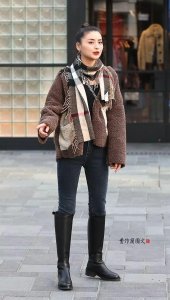 ​街拍：高筒靴美女，更多一层性感