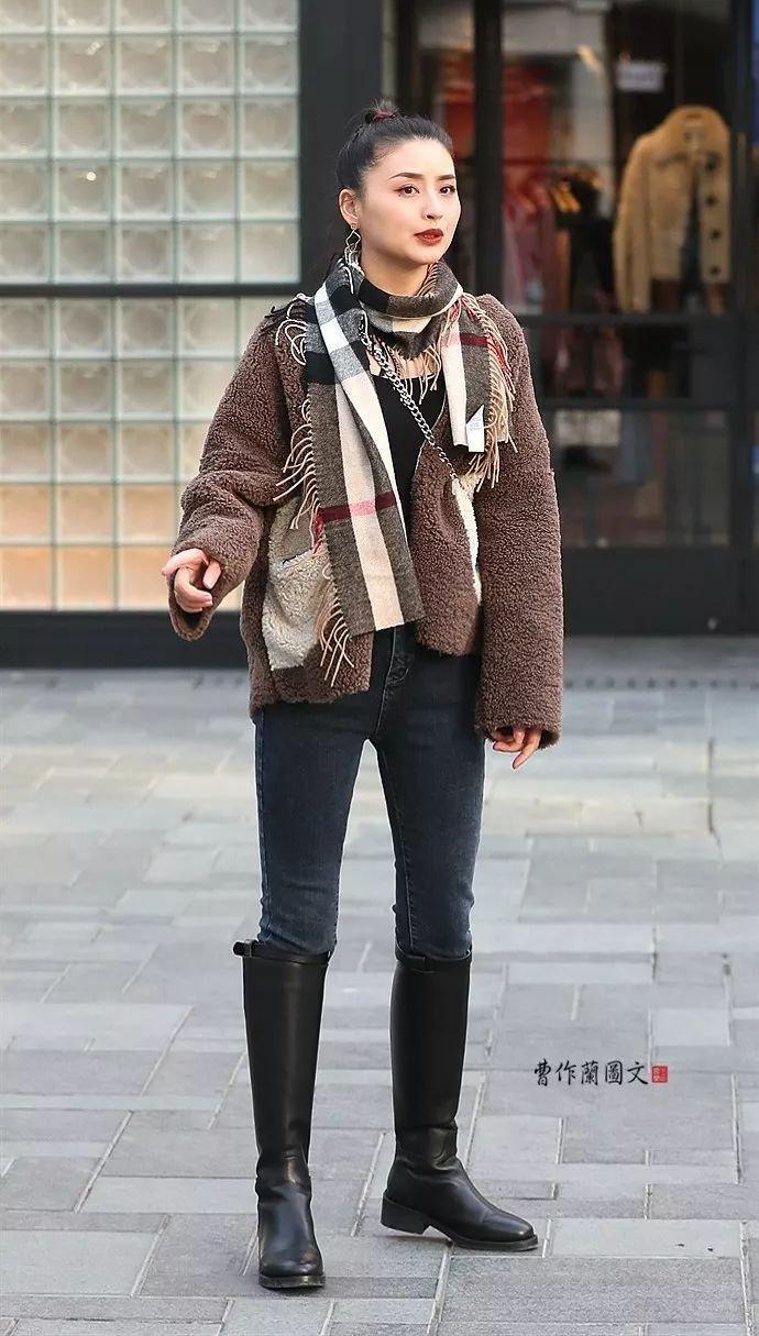 街拍:高筒靴美女,更多一层性感