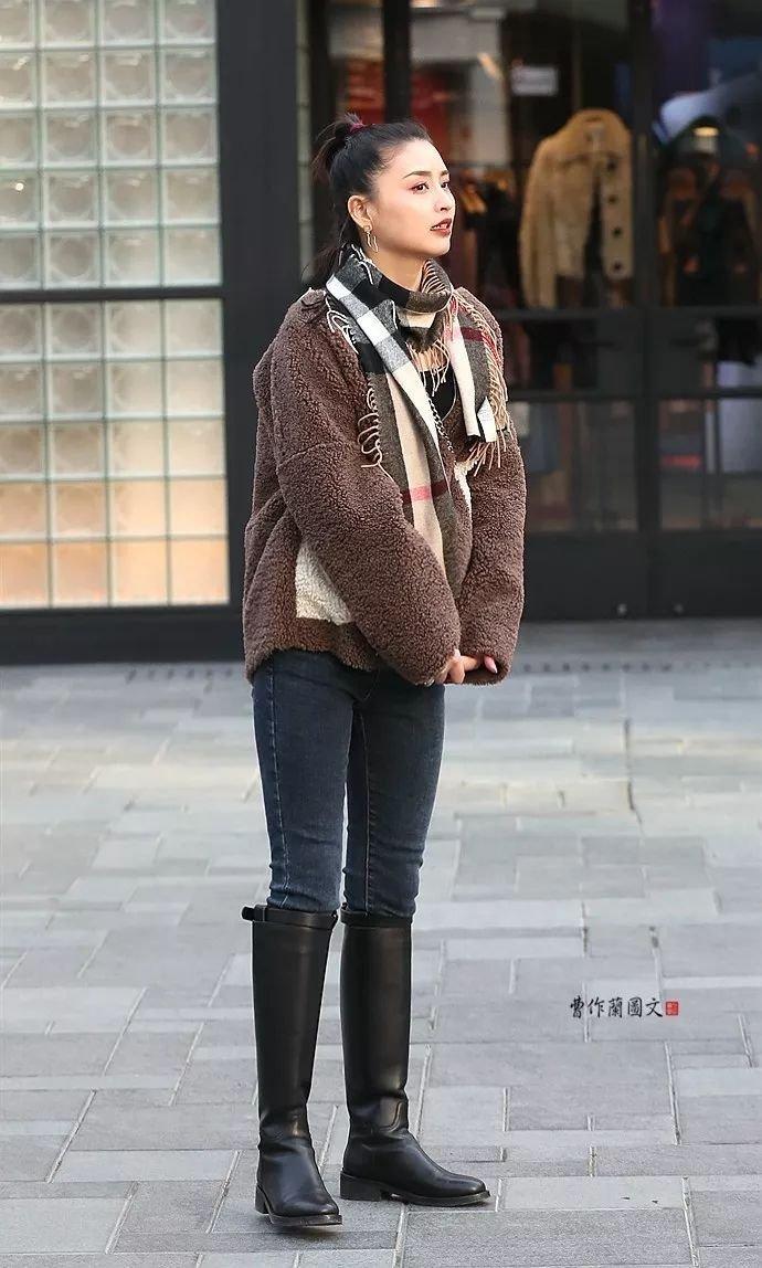 街拍:高筒靴美女,更多一层性感