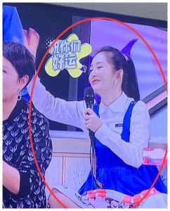 ​谢娜5个月孕肚藏都藏不住！小腹明显凸起，怀孕太辛苦只能盘腿坐