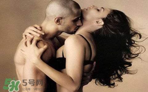 男人为什么喜欢抓女人的胸?男人摸女人的胸部 男人为什么喜欢抓女人的胸?男人摸女人的胸部